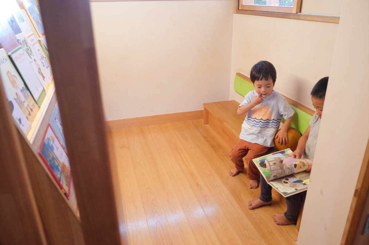 所沢市のあかね保育園の絵本のお部屋の画像