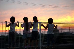 所沢市のあかね保育園の園庭で夕日を見る子どもの画像