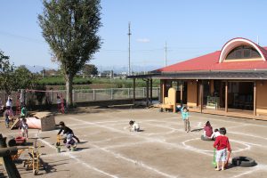 所沢市のあかね保育園の園庭の画像