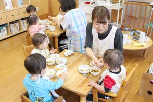 所沢市のあかね保育園の0歳児クラスの給食の画像
