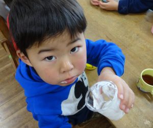 所沢市のあかね保育園の年少組・いちょう組でクッキングをし、白玉パフェを作り、おいしく食べた画像
