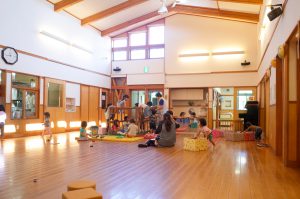 所沢市のあかねの風保育園のホールの画像