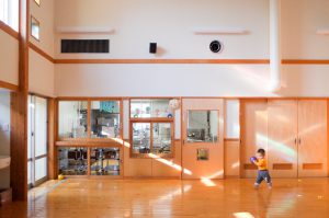 所沢市のあかねの虹保育園のホールと給食室の画像