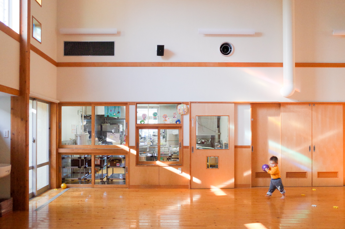 所沢市のあかねの虹保育園のホールと給食室の画像