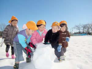所沢市のあかねの風保育園のお散歩で雪遊びをする画像