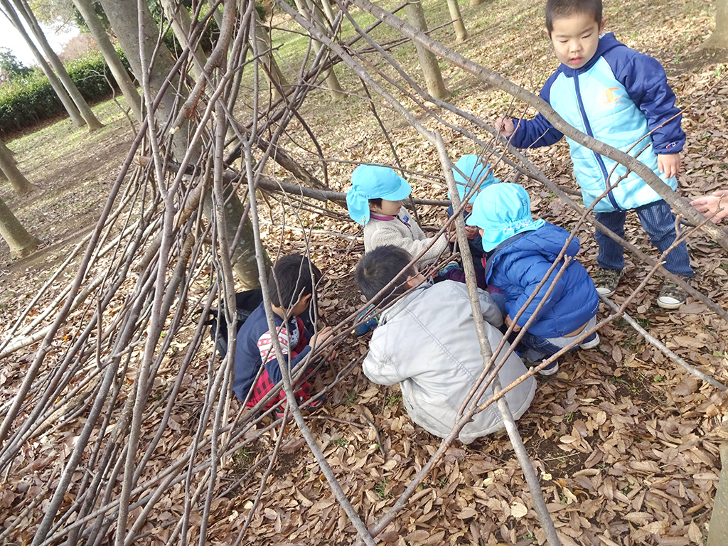 所沢市のあかねの虹保育園のお散歩の雑木林でお家を作る画像