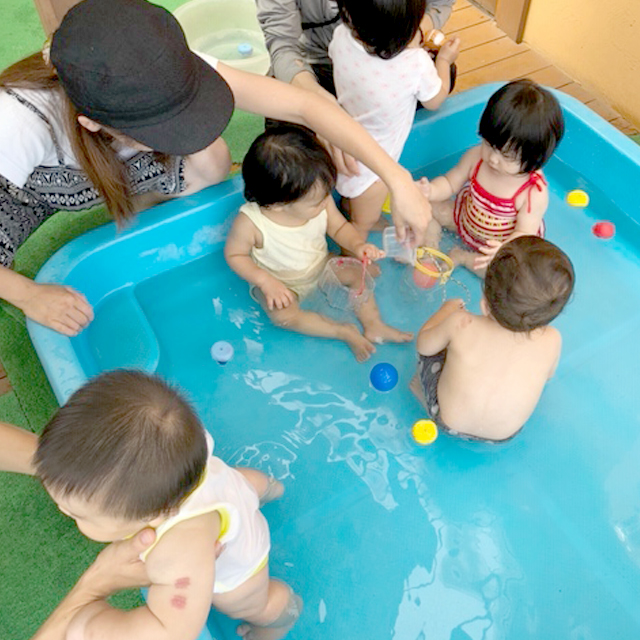 所沢市のあかね保育園のあそぼう会の夏のプールの画像