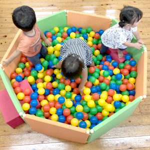 所沢市のあかね保育園のあそぼう会のボールプールの画像