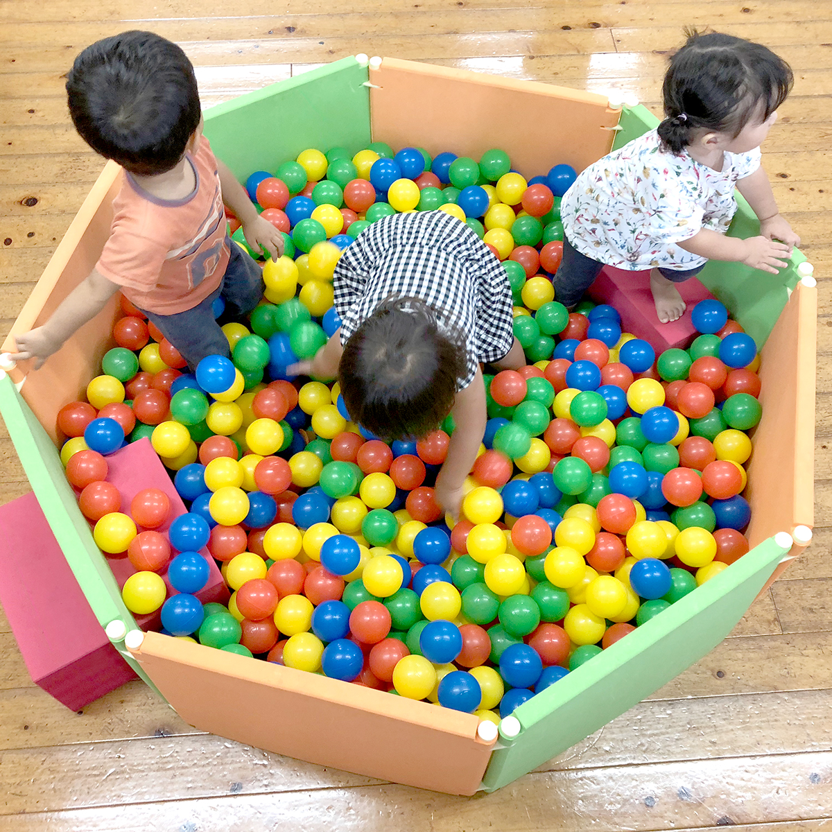 所沢市のあかね保育園のあそぼう会のボールプールの画像