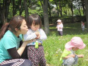 所沢市のあかねの風保育園の春のお散歩の画像