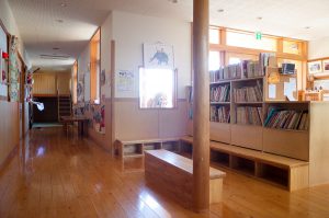 所沢市のあかねの虹保育園の絵本のスペースの画像