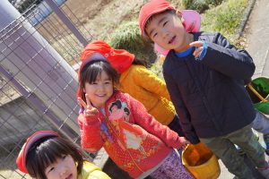所沢市にあるあかねの虹保育園の5歳児クラスおおたかさんがお散歩で近くのトトロの森に行きカエルの卵を取ってきた写真
