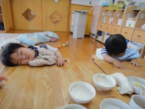 所沢市にある、あかね保育園の0歳児が離乳食を食べている画像