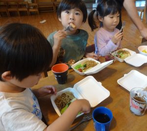所沢市にあるあかね保育園で行われた給食縁日の画像
