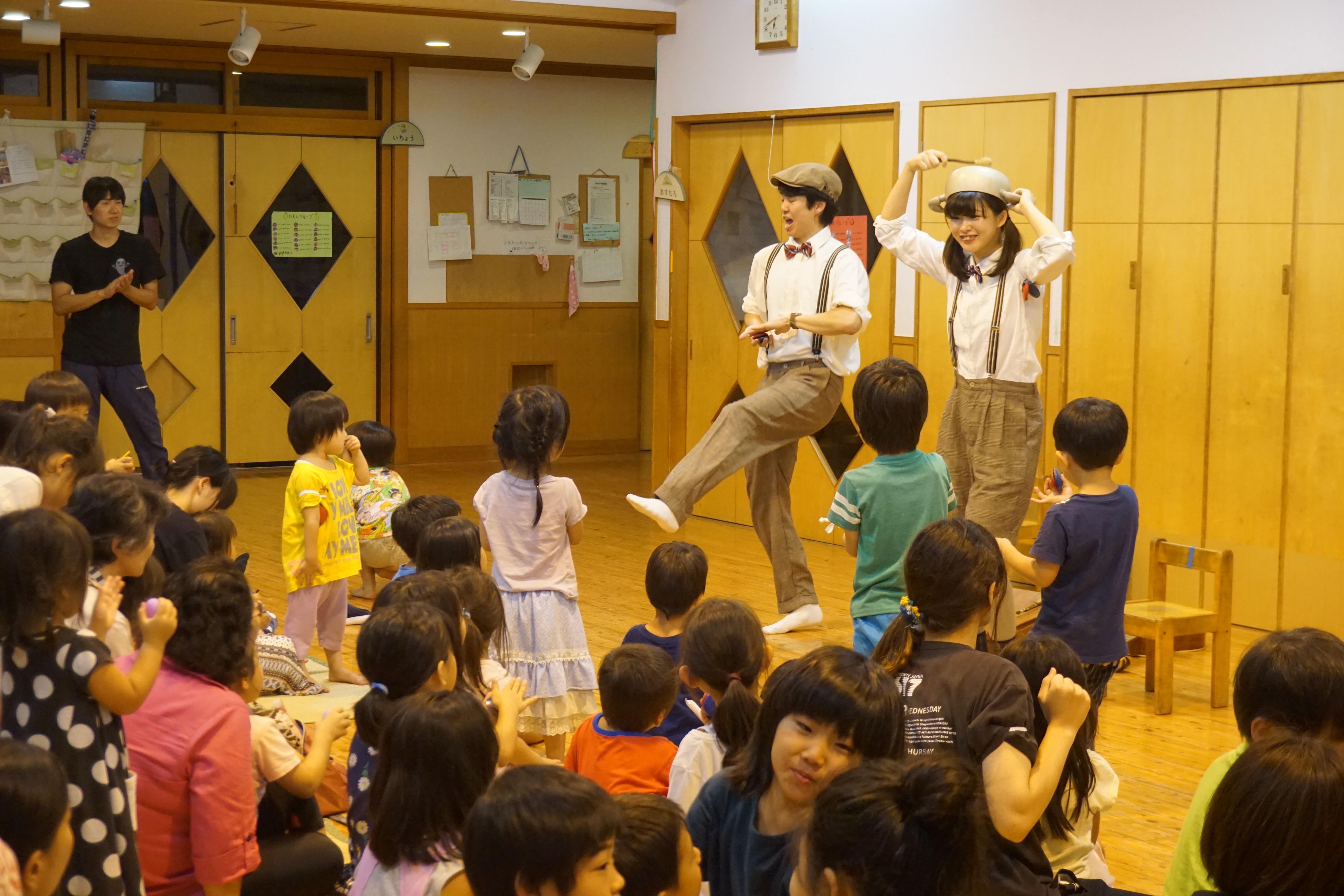所沢市にあるあかね保育園で行われた、文化事業『ばんぱくとあんな』さんが来て、公演をしている画像