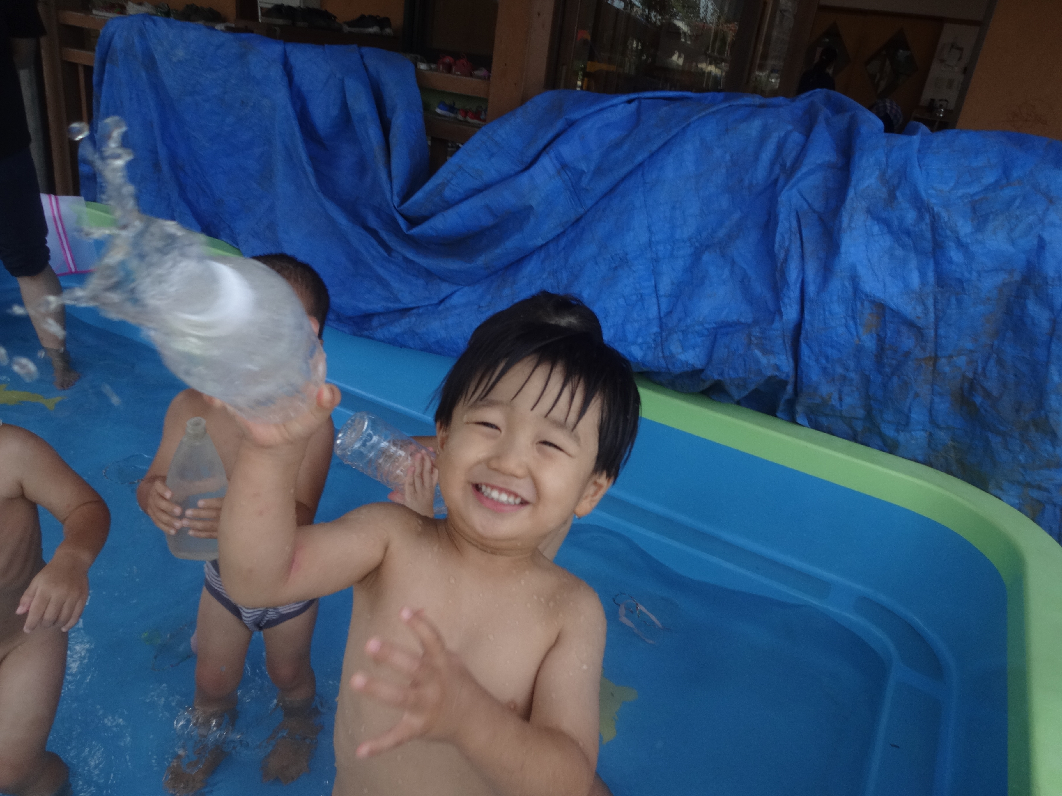 所沢市にあるあかね保育園のプールで、2歳児うさぎ組さんが楽しんでいる画像
