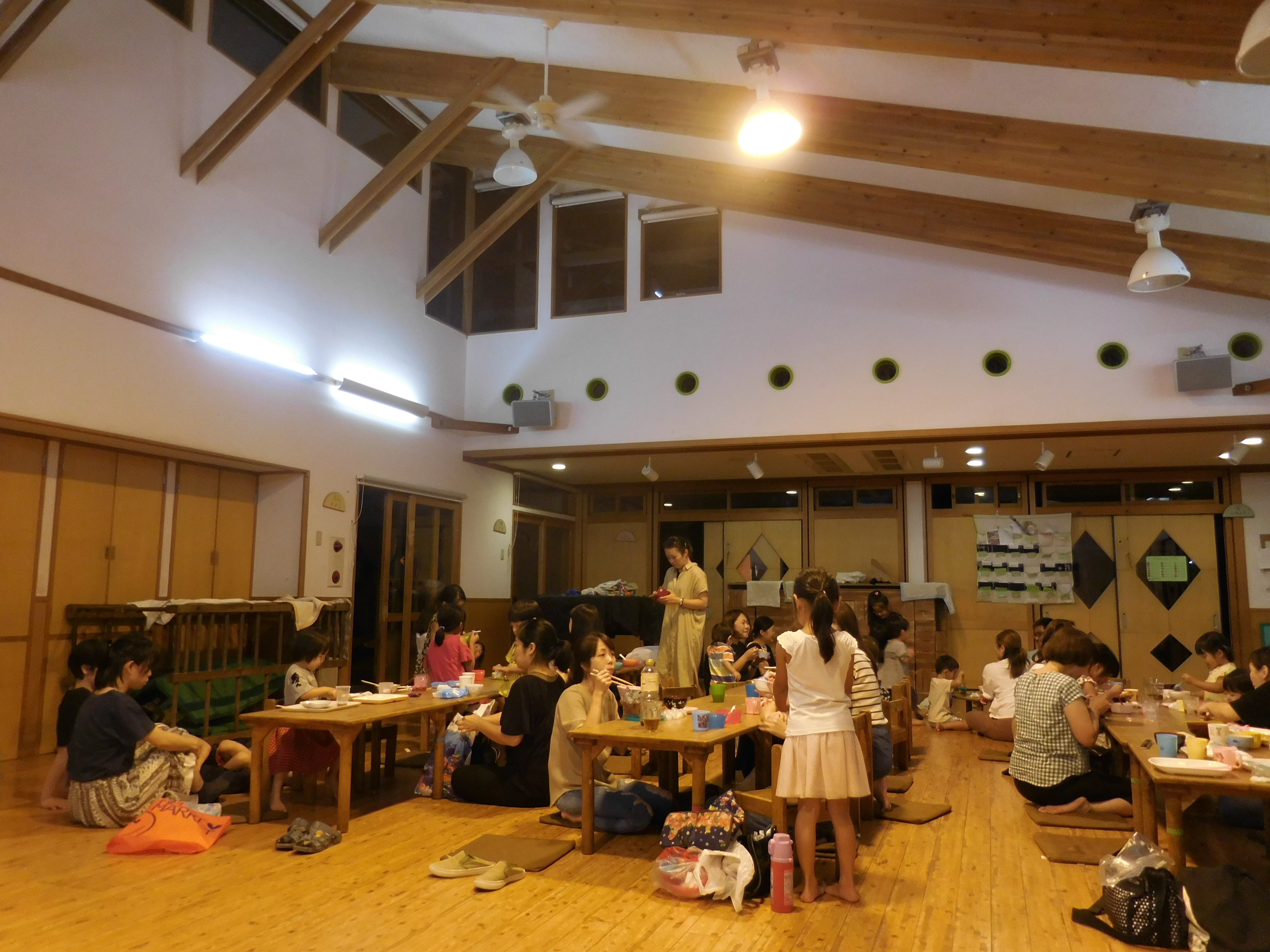 所沢市にあるあかね保育園で夕方クラス交流会でご飯をみんなで食べている画像