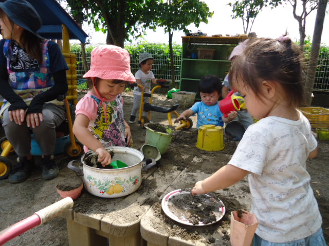 埼玉県所沢市にある、あかね保育園の1歳児が園庭で遊んでいる画像