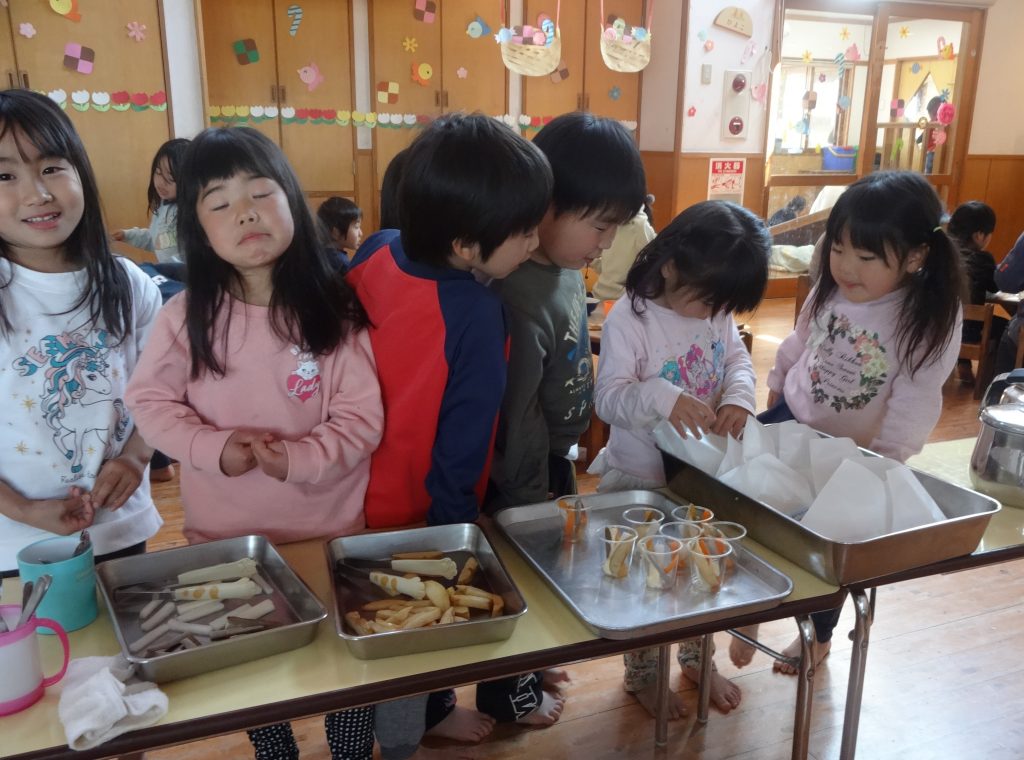 所沢市にあるあかね保育園で行われたお別れ会の日の給食の様子の画像