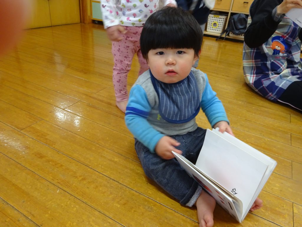所沢市にあるあかね保育園の０歳児が絵本や室内あそびを楽しんでいる画像