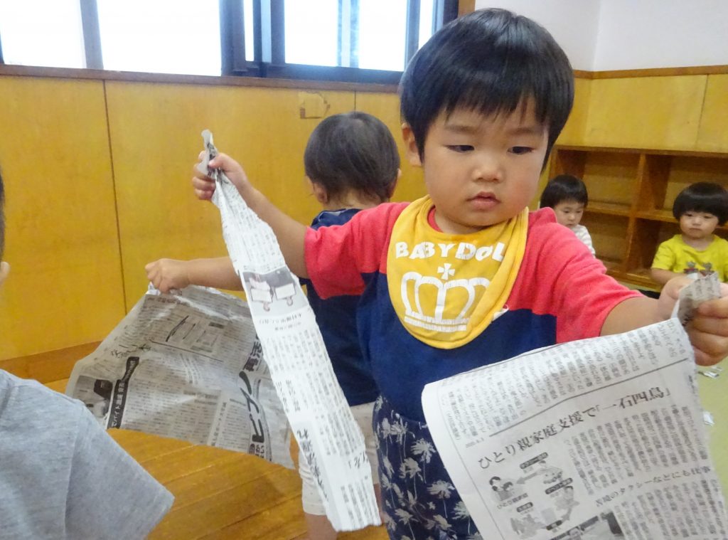 所沢市のあかね保育園で新聞紙あそびをする子どもたち