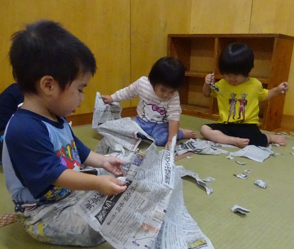 所沢市のあかね保育園で新聞紙あそびをする子どもたち