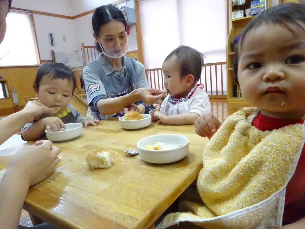 所沢市のあかね保育園でおいしい給食を食べている子どもたち