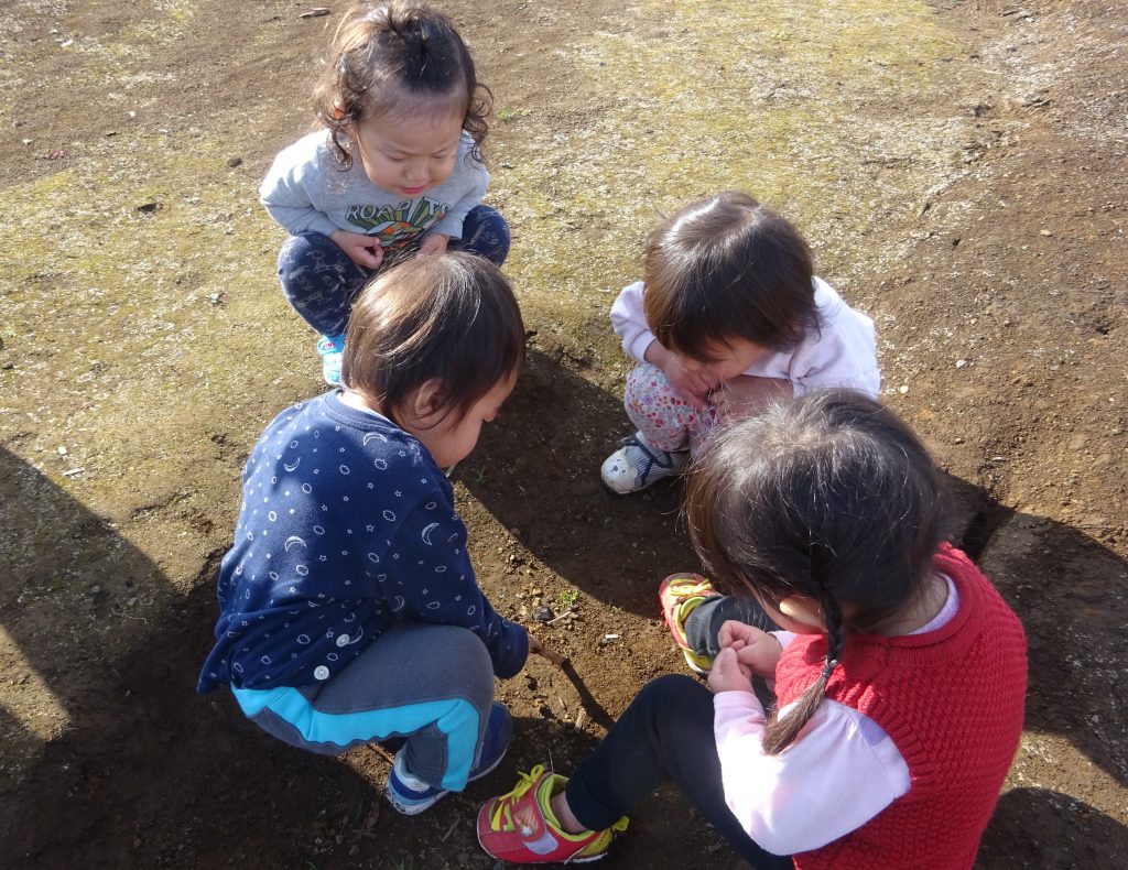 所沢市のあかね保育園でお散歩に出かける子どもたちの写真
