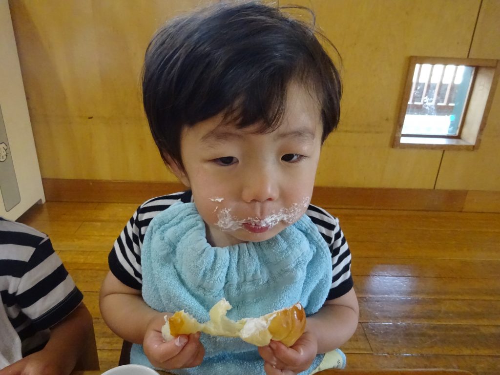 所沢市のあかね保育園でおいしいおやつを食べる子どもたち