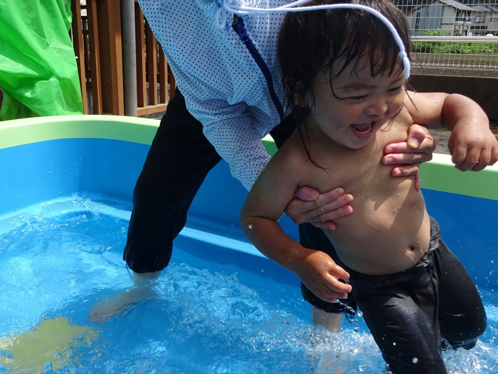 所沢市のあかね保育園でプールを楽しむ子どもたち