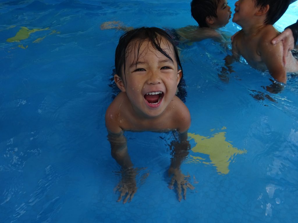 所沢市のあかね保育園でプールを楽しむ子どもたち