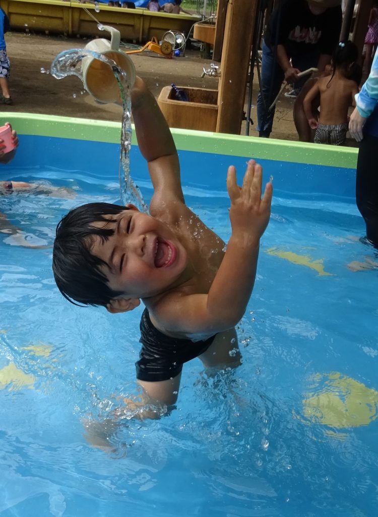 所沢市のあかね保育園でプールを楽しむ子どもたち