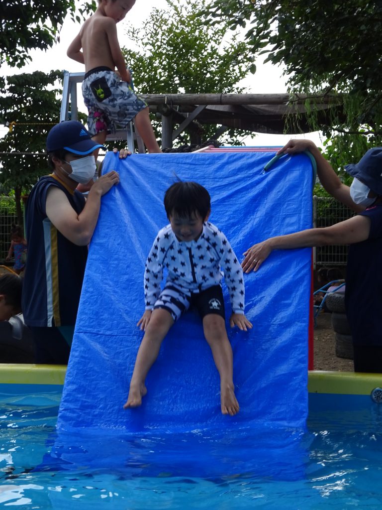 所沢市のあかね保育園でプールを楽しむ子どもたち