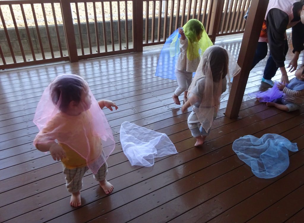 所沢市のあかね保育園で布あそびをする子どもの写真