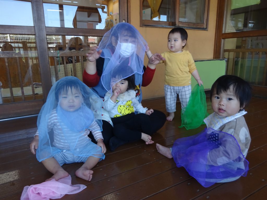 所沢市のあかね保育園で布あそびをする子どもの写真